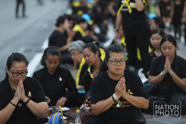 ประชาชนเฝ้ารอรับเสด็จ สมเด็จพระเจ้าอยู่หัว ทรงบำเพ็ญพระราชกุศลพระบรมอัฐิ รัชกาลที่ 9