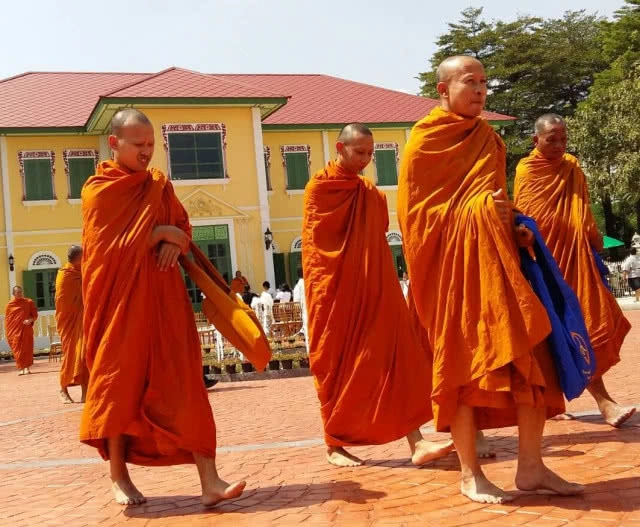 ผู้บริหารวิภาวดีพาเลซ
ทำบุญถวายภัตตาหารเพลคณะพระภิกษุสงฆ์ บรรพชาถวายในหลวง ร.๙