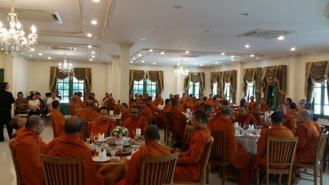 ผู้บริหารวิภาวดีพาเลซ
ทำบุญถวายภัตตาหารเพลคณะพระภิกษุสงฆ์ บรรพชาถวายในหลวง ร.๙