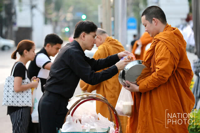 พุทธศาสนิกชนทำบุญอุทิศถวายเป็นพระราชกุศลแด่ ในหลวงร.9