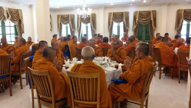 ผู้บริหารวิภาวดีพาเลซ
ทำบุญถวายภัตตาหารเพลคณะพระภิกษุสงฆ์ บรรพชาถวายในหลวง ร.๙