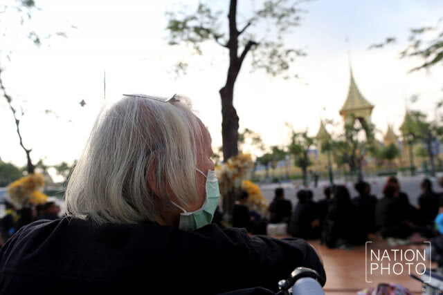 ประชาชนเฝ้ารอรับเสด็จ สมเด็จพระเจ้าอยู่หัว ทรงบำเพ็ญพระราชกุศลพระบรมอัฐิ รัชกาลที่ 9