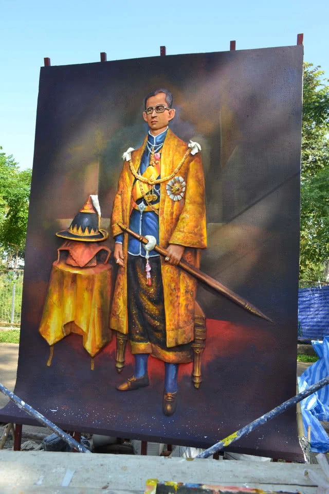 ศิลปิน พิษณุโลก นำประติมากรรมปูนปั้นนูนต่ำในหลวงร.9ไปตั้งที่วัด-พิพิธภัณฑ์