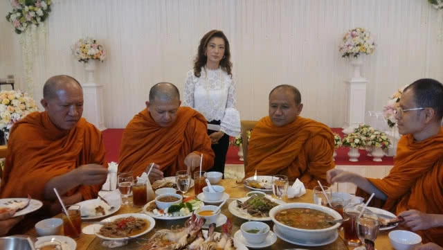 ผู้บริหารวิภาวดีพาเลซ
ทำบุญถวายภัตตาหารเพลคณะพระภิกษุสงฆ์ บรรพชาถวายในหลวง ร.๙