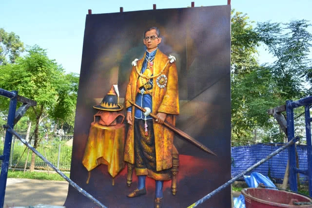 ศิลปิน พิษณุโลก นำประติมากรรมปูนปั้นนูนต่ำในหลวงร.9ไปตั้งที่วัด-พิพิธภัณฑ์