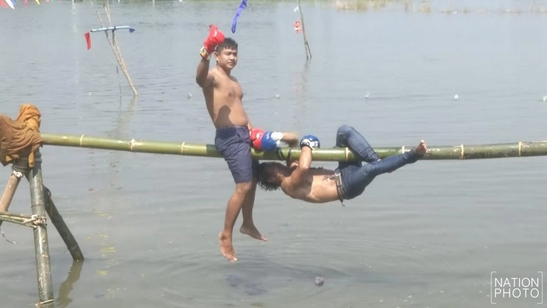 แก้เครียด!! พิจิตร เปลี่ยนทุ่งนาน้ำท่วม แข่งกีฬาพื้นบ้าน