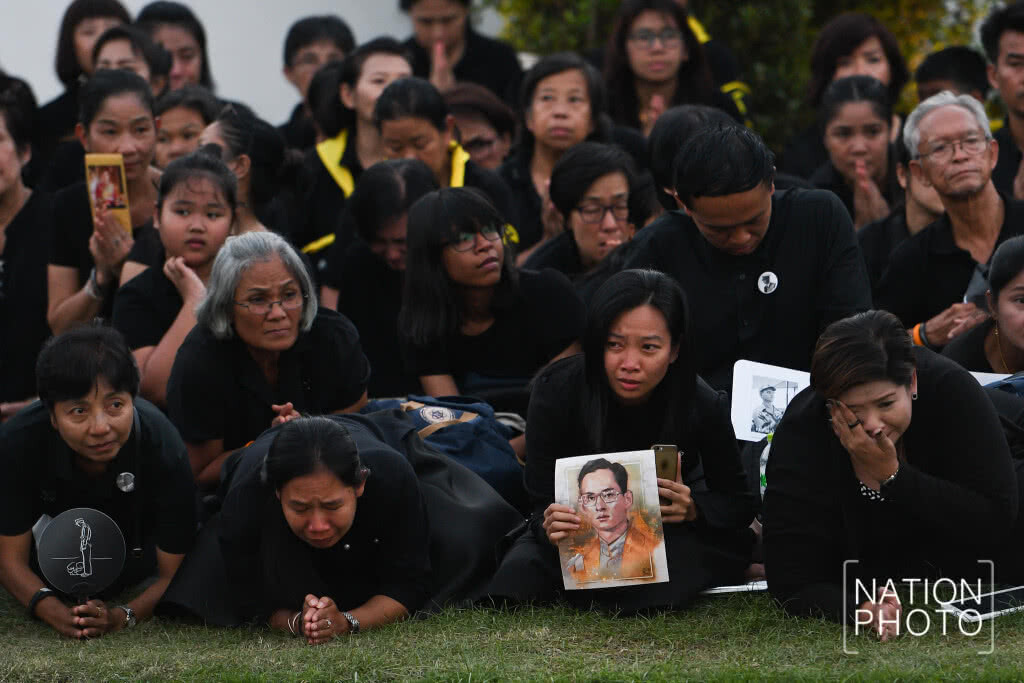 ร่ำไห้ด้วยรักและอาลัยพ่อหลวง ร่ำไห้ด้วยรักและอาลัยพ่อหลวง