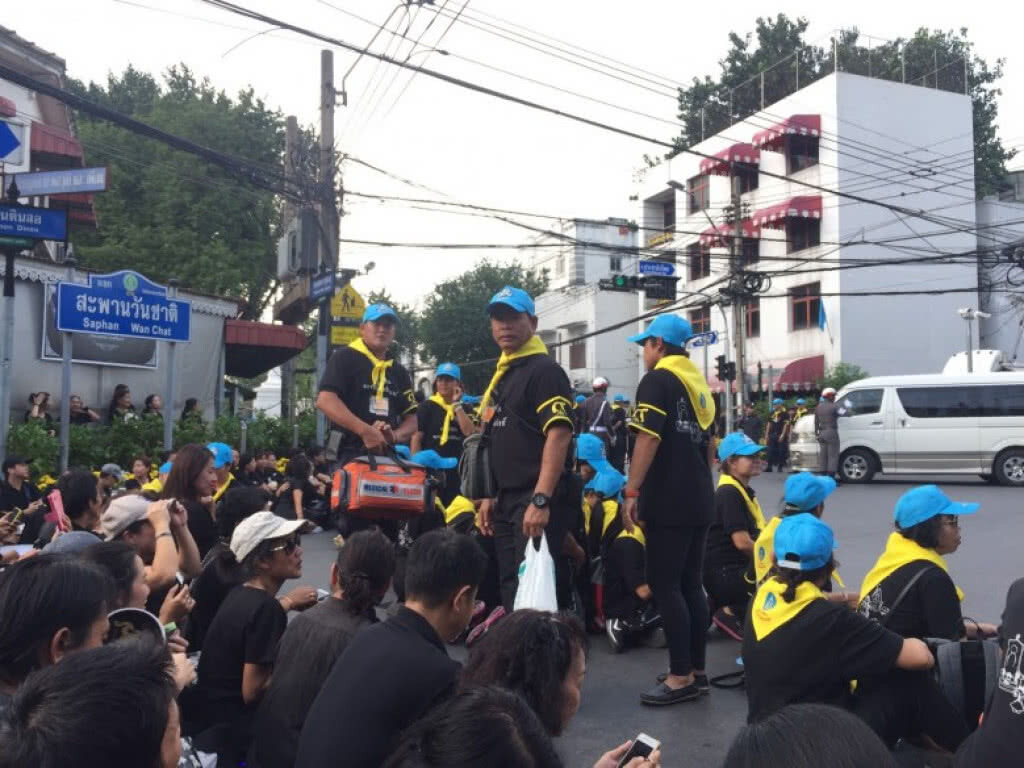 ประชาชนเนืองแน่น 2 ฝั่งถนนราชบพิธ เต็มพื้นที่หน้า"วัดบวรฯ" ประชาชนเนืองแน่น 2 ฝั่งถนนราชบพิธ เต็มพื้นที่หน้า"วัดบวรฯ"