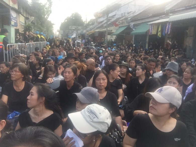 ประชาชนเนืองแน่น 2 ฝั่งถนนราชบพิธ เต็มพื้นที่หน้า"วัดบวรฯ"    