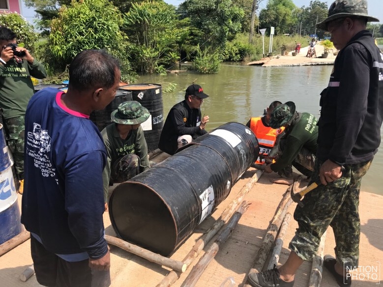 พิษณุโลก สร้างสะพานแพแกลลอน เชื่อมถนนสัญจร หลังถูกน้ำเซาะขาด