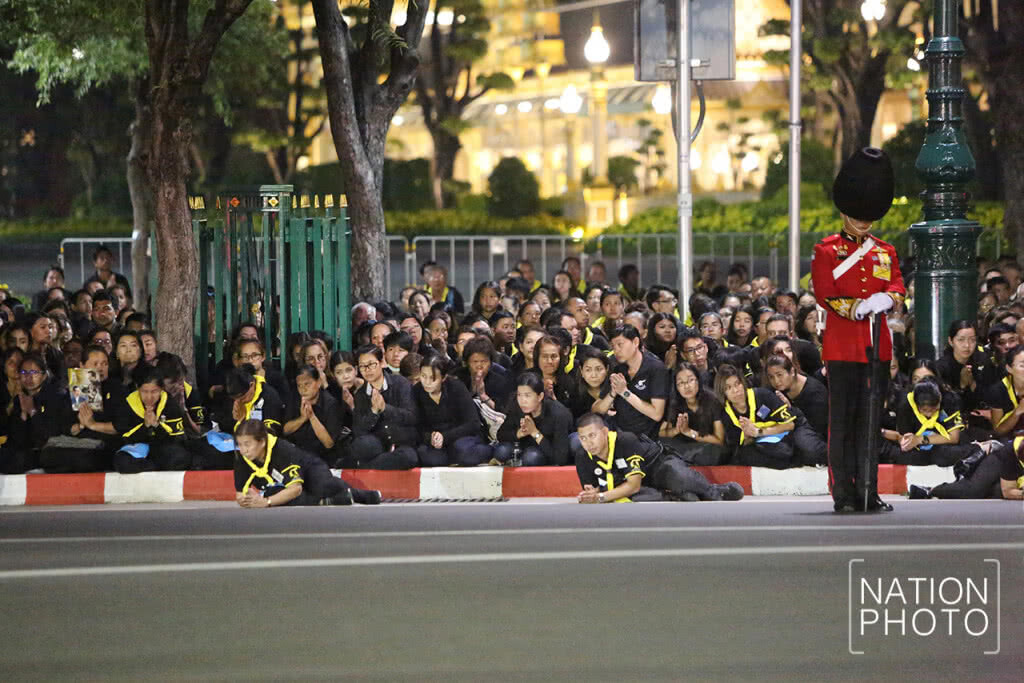 ปชช.หน้าวัดราชบพิธฯก้มกราบ"พระบรมราชสรีรางคาร"ด้วยน้ำตา ปชช.หน้าวัดราชบพิธฯก้มกราบ"พระบรมราชสรีรางคาร"ด้วยน้ำตา