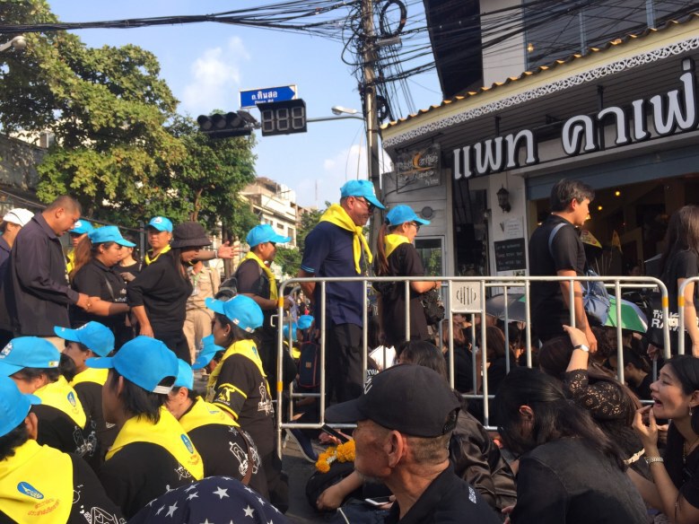 ประชาชนเนืองแน่น 2 ฝั่งถนนราชบพิธ เต็มพื้นที่หน้า"วัดบวรฯ"    