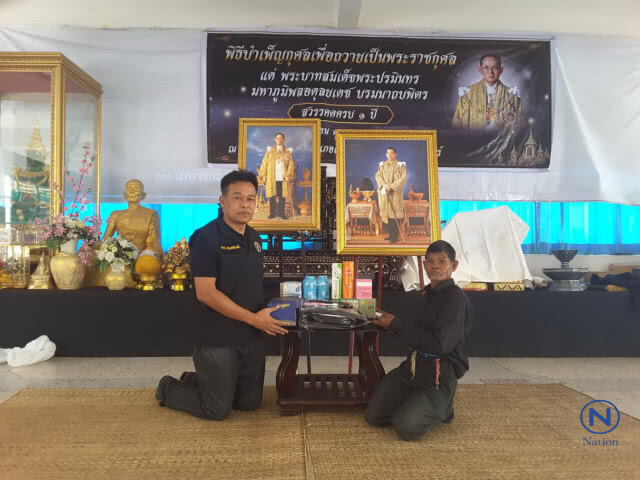 ตร.มอบเครื่องเเต่งกาย
ให้"ลุงเฉื่อย"
หลังใช้เชือกฟางรัดกางเกงแทนเข็มขัด
ร่วมถวายดอกไม้จันทน์