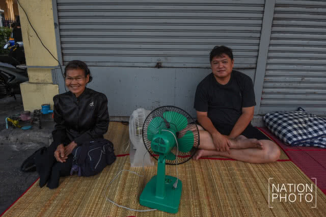 รุ่งอรุณ ณ วัดบวร