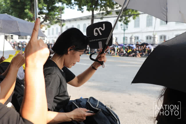 ปชช.หน้าวัดราชบพิธฯก้มกราบ"พระบรมราชสรีรางคาร"ด้วยน้ำตา