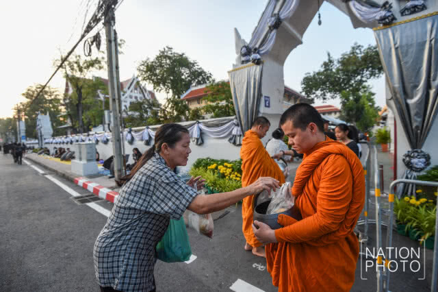รุ่งอรุณ ณ วัดบวร
