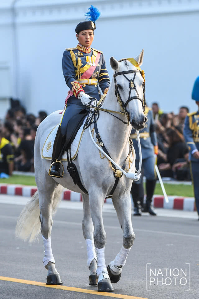 สมเด็จพระเจ้าอยู่หัว อัญเชิญพระบรมราชสรีรางคาร ไปยังวัดราชบพิธฯ-วัดบวรนิเวศฯ (ภาพชุดที่ 3)