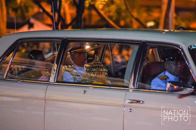 สมเด็จพระเจ้าอยู่หัว อัญเชิญพระบรมราชสรีรางคาร ไปยังวัดราชบพิธฯ-วัดบวรนิเวศฯ (ภาพชุดที่ 3)