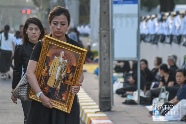 รุ่งอรุณ ณ วัดบวร