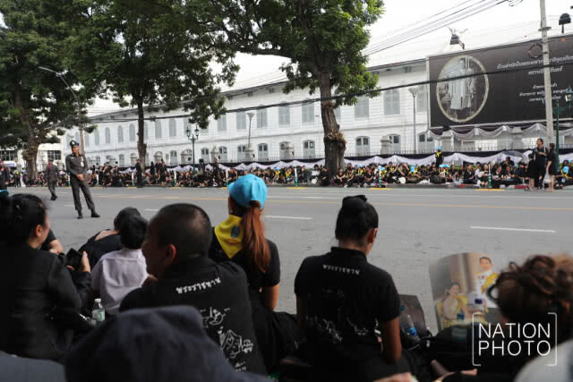 ปชช.หน้าวัดราชบพิธฯก้มกราบ"พระบรมราชสรีรางคาร"ด้วยน้ำตา