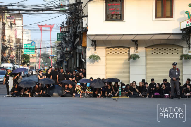 ปชช.หน้าวัดราชบพิธฯก้มกราบ"พระบรมราชสรีรางคาร"ด้วยน้ำตา