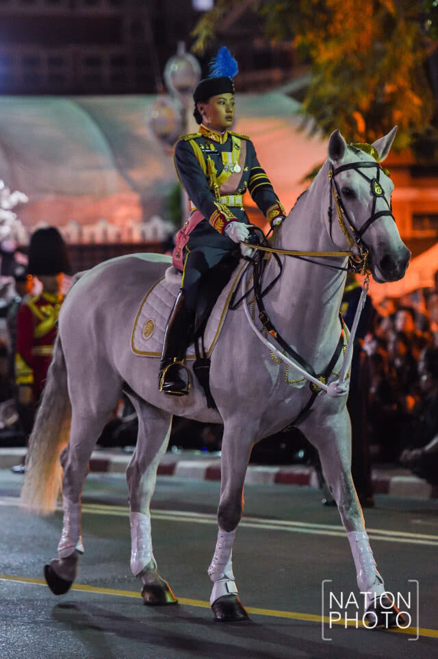 สมเด็จพระเจ้าอยู่หัว อัญเชิญพระบรมราชสรีรางคาร ไปยังวัดราชบพิธฯ-วัดบวรนิเวศฯ (ภาพชุดที่ 3)
