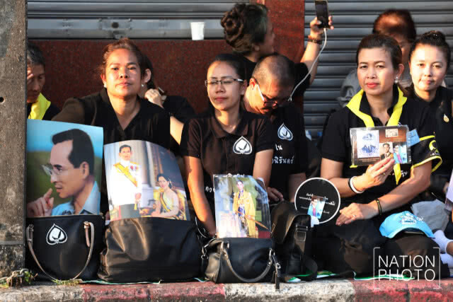 ปชช.หน้าวัดราชบพิธฯก้มกราบ"พระบรมราชสรีรางคาร"ด้วยน้ำตา