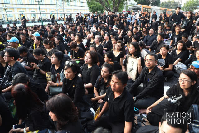 ปชช.หน้าวัดราชบพิธฯก้มกราบ"พระบรมราชสรีรางคาร"ด้วยน้ำตา