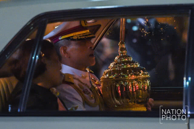สมเด็จพระเจ้าอยู่หัว อัญเชิญพระบรมราชสรีรางคาร ไปยังวัดราชบพิธฯ-วัดบวรนิเวศฯ (ภาพชุดที่ 3)