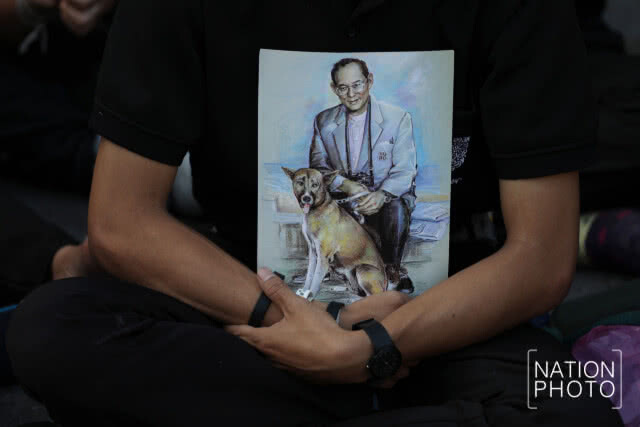 ปชช.หน้าวัดราชบพิธฯก้มกราบ"พระบรมราชสรีรางคาร"ด้วยน้ำตา