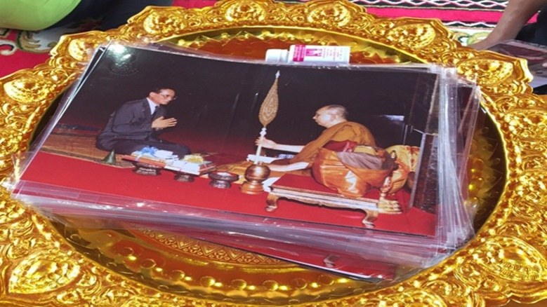 ปชช.หลั่งไหลกราบ "พระบรมราชสรีรางคาร" ที่วัดบวร