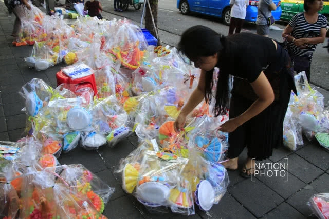 ร้านค้าแถวปากคลองตลาดเริ่มจัดทำกระทงออกจำหน่าย