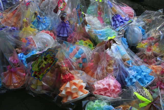 ร้านค้าแถวปากคลองตลาดเริ่มจัดทำกระทงออกจำหน่าย