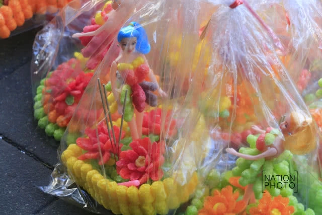 ร้านค้าแถวปากคลองตลาดเริ่มจัดทำกระทงออกจำหน่าย