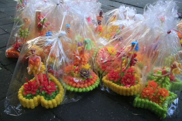 ร้านค้าแถวปากคลองตลาดเริ่มจัดทำกระทงออกจำหน่าย