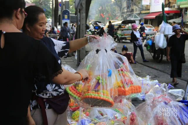 ร้านค้าแถวปากคลองตลาดเริ่มจัดทำกระทงออกจำหน่าย