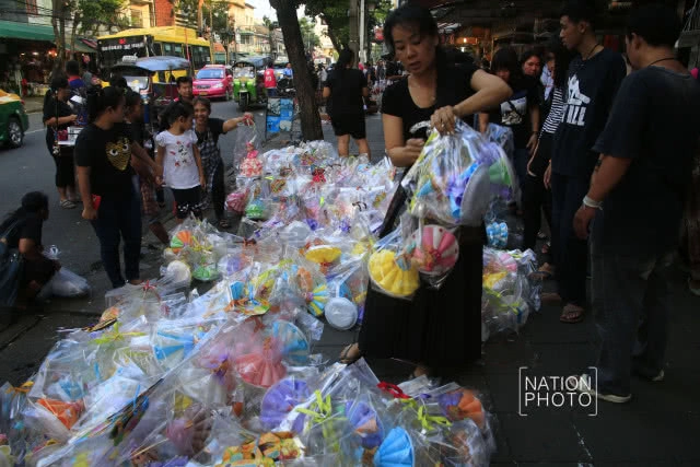 ร้านค้าแถวปากคลองตลาดเริ่มจัดทำกระทงออกจำหน่าย