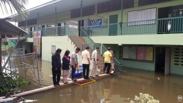 มอบเสื้อชูชีพแจกนักเรียน นั่งเรือไปเรียนช่วงน้ำท่วม