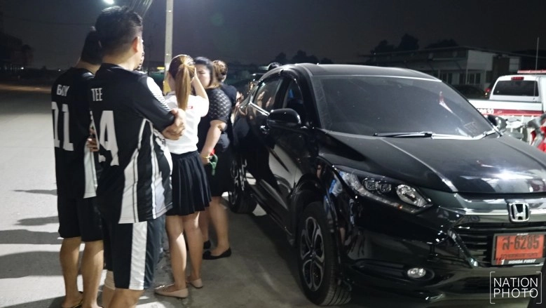 ทุบกระจกรถป้ายแดง จอดหน้าร้านอาหารดังย่านปทุมฯ