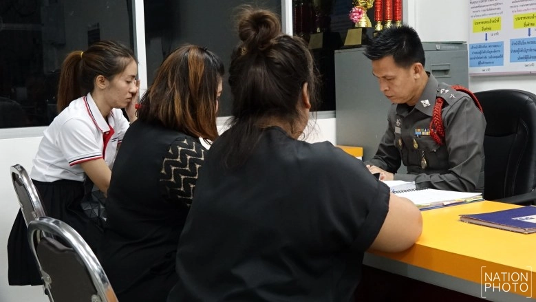 ทุบกระจกรถป้ายแดง จอดหน้าร้านอาหารดังย่านปทุมฯ