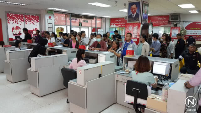 พิษณุโลก-แห่จองเข็มที่ระลึกพระราชพิธีถวายพระเพลิงพระบรมศพ