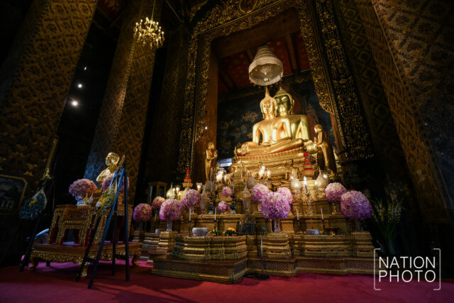 น้ำตาแห่งความอาลัย ของ ปชช.ที่ไปสักการะพระประธานวัดบวร ที่บรรจุพระบรมราชสรีรางคาร ร.9