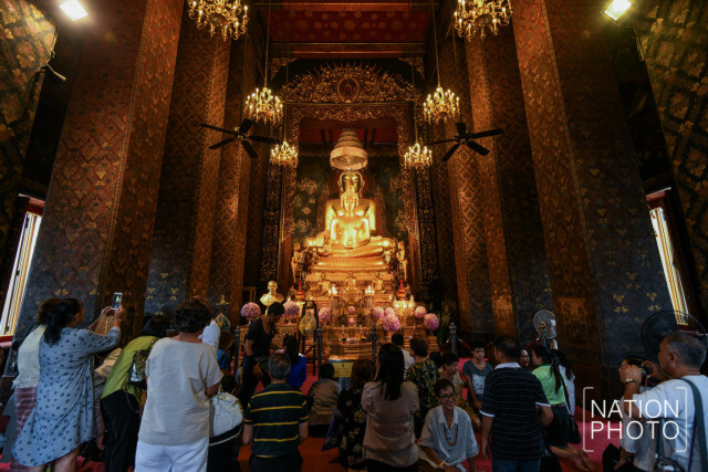 น้ำตาแห่งความอาลัย ของ ปชช.ที่ไปสักการะพระประธานวัดบวร ที่บรรจุพระบรมราชสรีรางคาร ร.9
