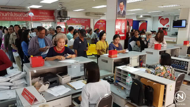 พิษณุโลก-แห่จองเข็มที่ระลึกพระราชพิธีถวายพระเพลิงพระบรมศพ