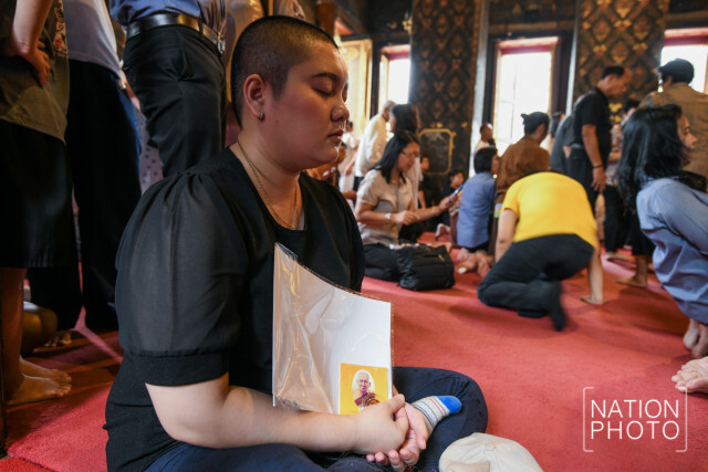 น้ำตาแห่งความอาลัย ของ ปชช.ที่ไปสักการะพระประธานวัดบวร ที่บรรจุพระบรมราชสรีรางคาร ร.9