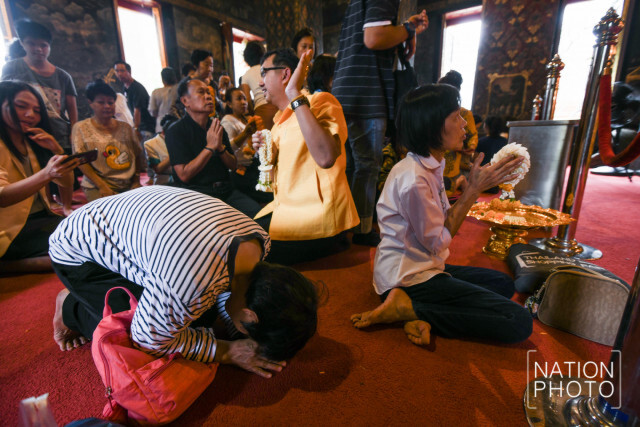 น้ำตาแห่งความอาลัย ของ ปชช.ที่ไปสักการะพระประธานวัดบวร ที่บรรจุพระบรมราชสรีรางคาร ร.9