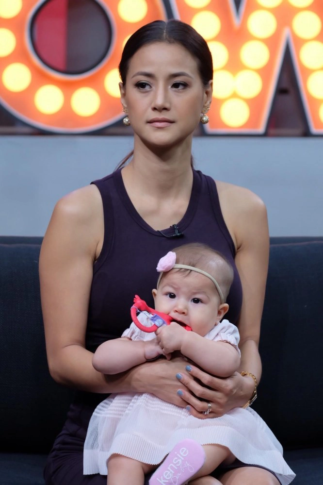 "น้ำฝน" อุ้มลูกสาวออกรายการครั้งแรก! รับ แต่งงานเพราะแม่ป่วย