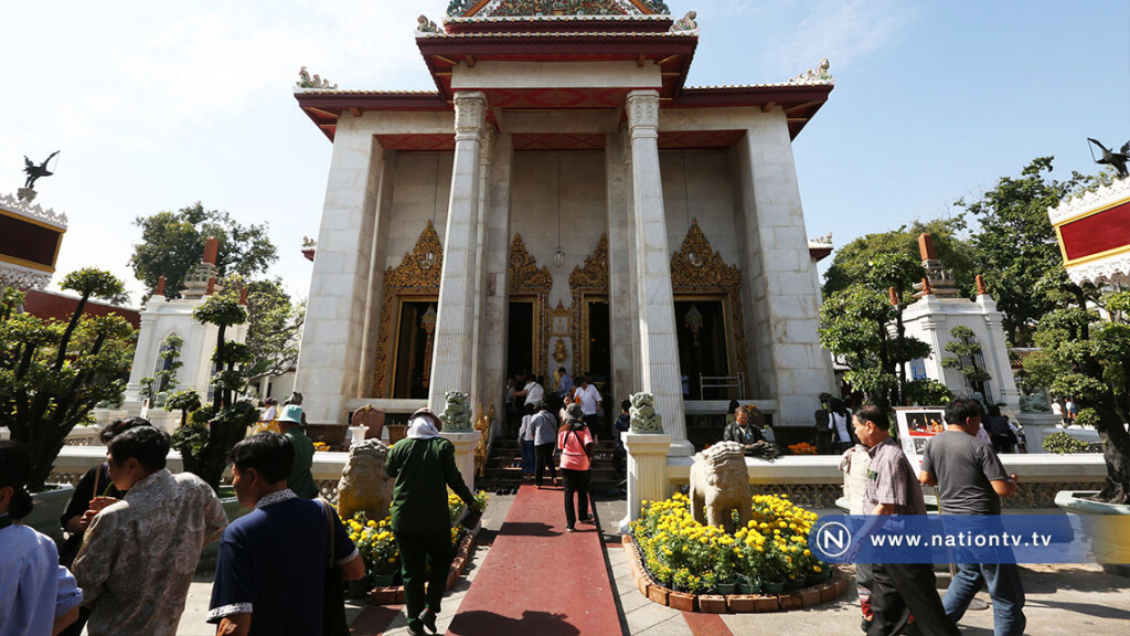 ปชช.เดินทางมาวัดบวรฯกันไม่ขาดสาย ปชช.เดินทางมาวัดบวรฯกันไม่ขาดสาย