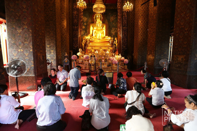 ปชช.เดินทางมาวัดบวรฯกันไม่ขาดสาย