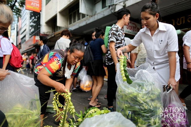 ปชช.แน่นปากคลองตลาด! เตรียมทำกระทงสำหรับวันลอยกระทง พรุ่งนี้!